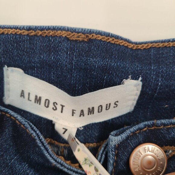 Almost Famous Jeans Women's Size 7 90's Fit Light Wash Distressed Denim - Picture 3 of 6